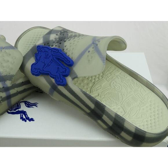 BURBERRY STINGRAY GRAY RUBBER CHECK WITH CHARM LOGO SANDALS SLIDES 8 41 ITALY - Picture 11 of 16